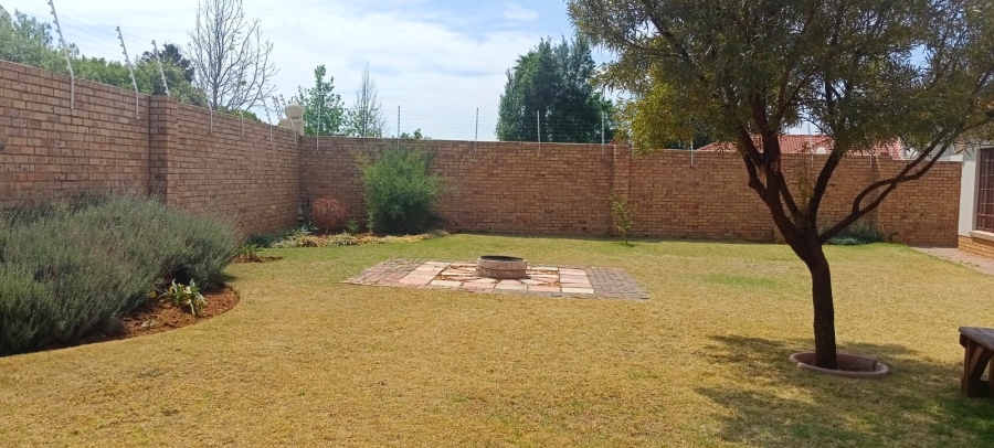To Let 3 Bedroom Property for Rent in Flamwood North West